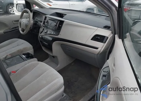 2014 Toyota Sienna Le V6 8 Passenger z USA, uszkodzony, nr VIN 5TDKK3DC1ES449006